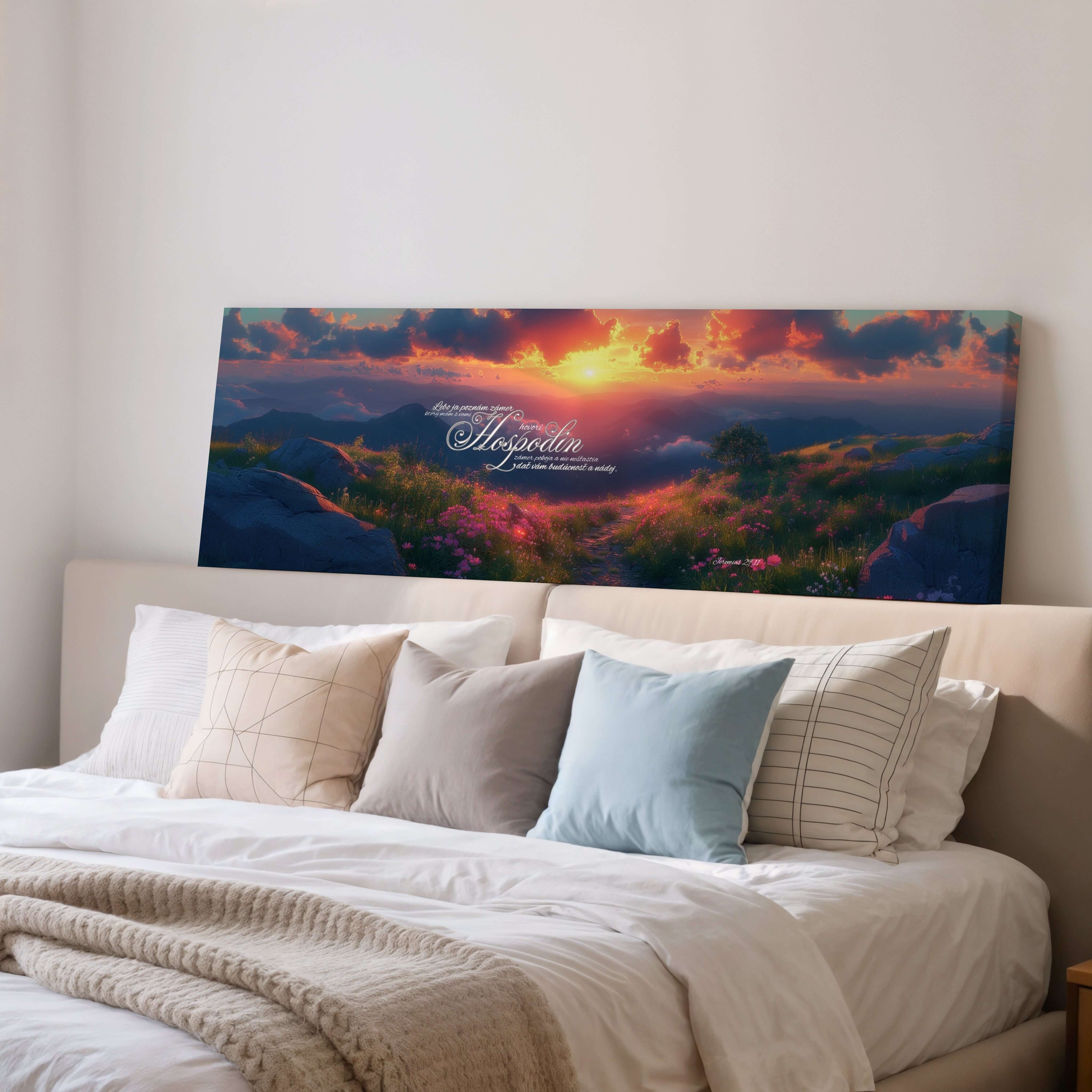Obraz na stenu s krásnym slnečným západom a nápisom na pozadí v útulnej spálni.