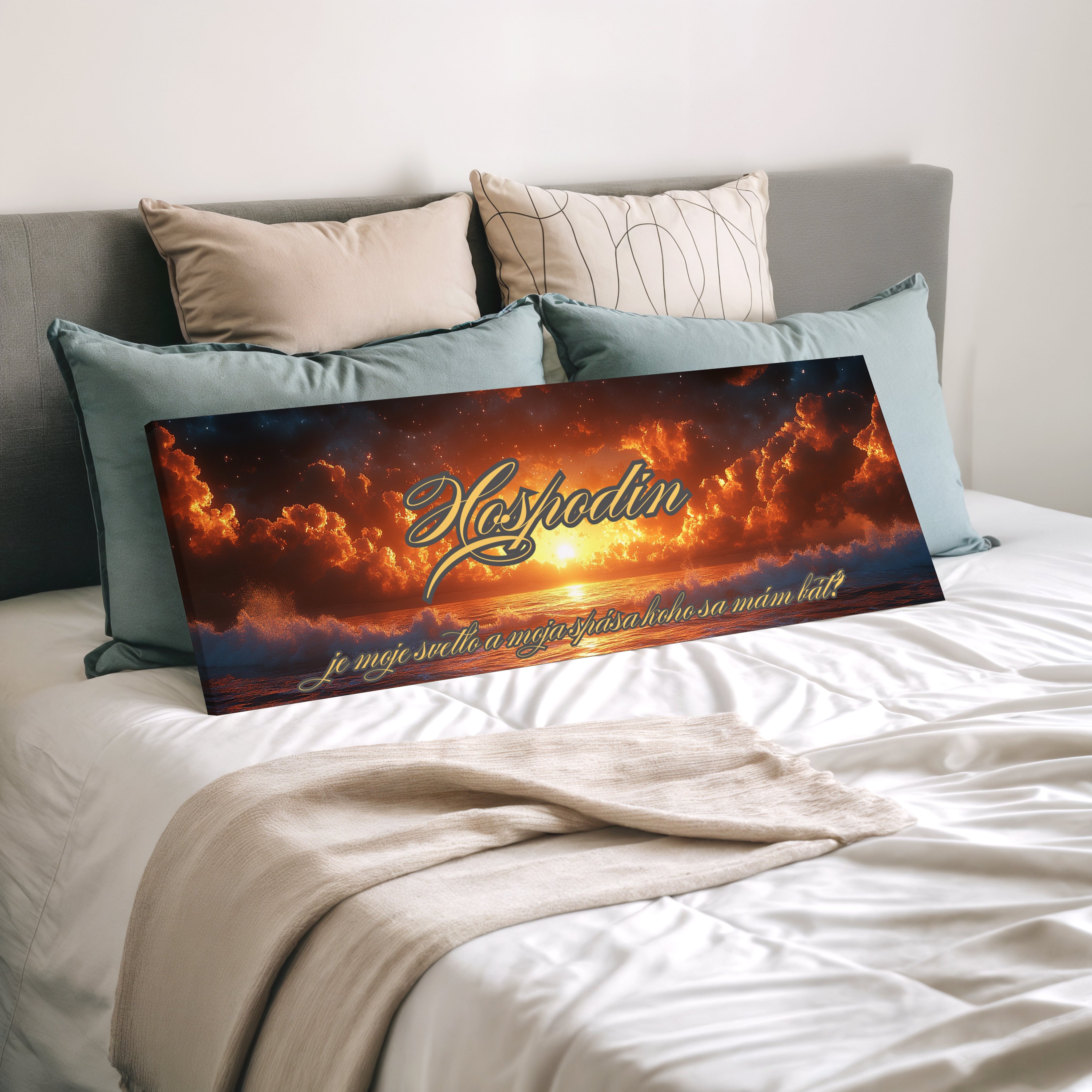 Obraz na stenu s textom 'Hospodin je moje svetlo a moja spása, koho sa mám báť?' na dekoratívnom vankúši.