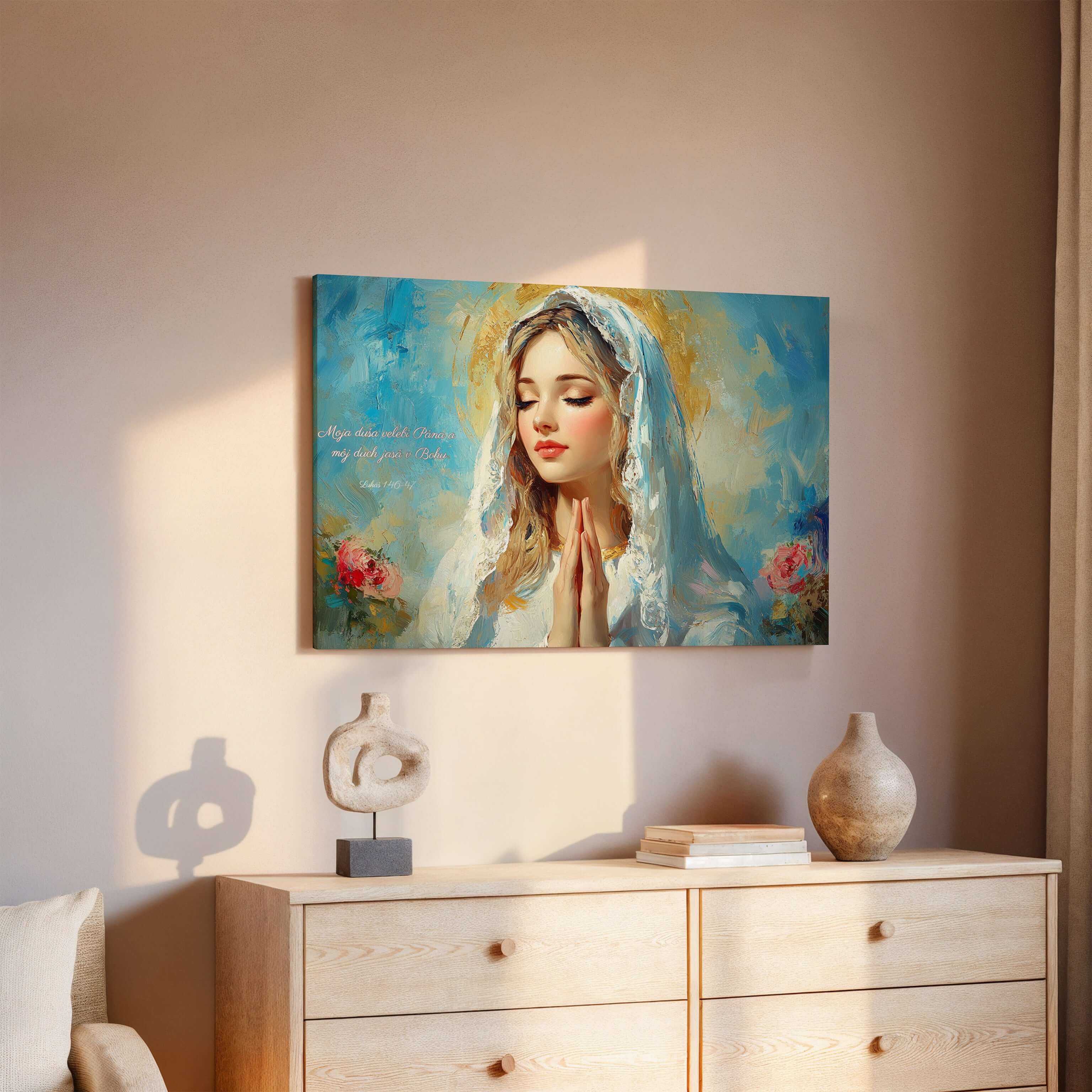 Obraz na stenu - Mária s modlitbou, zobrazená s bielym závojom a farbami, na pozadí modrej.