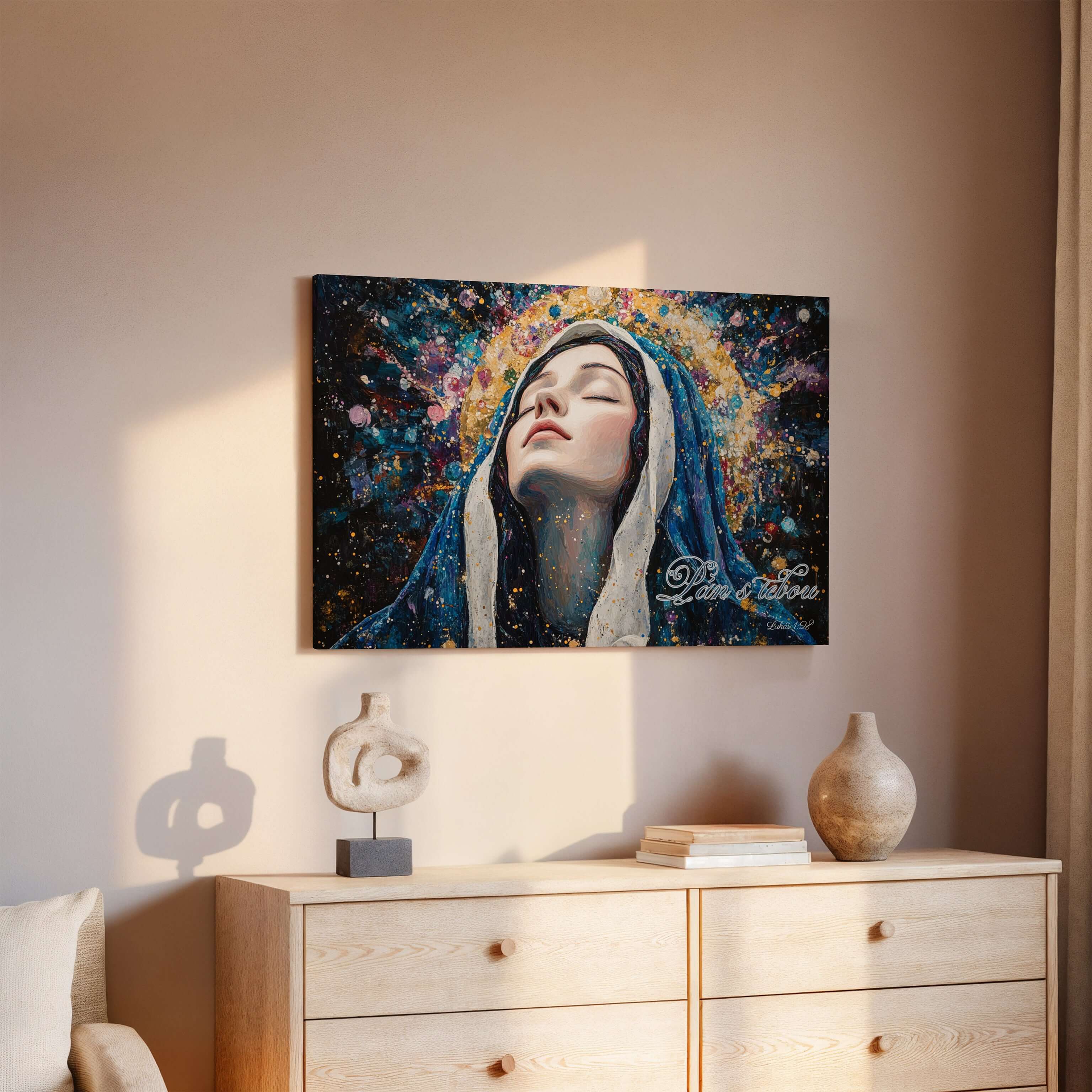 Obraz na stenu - Pán s tebou, znázorňujúci Máriu s modrou pokrývkou hlavy a jemnými farbami v pozadí.