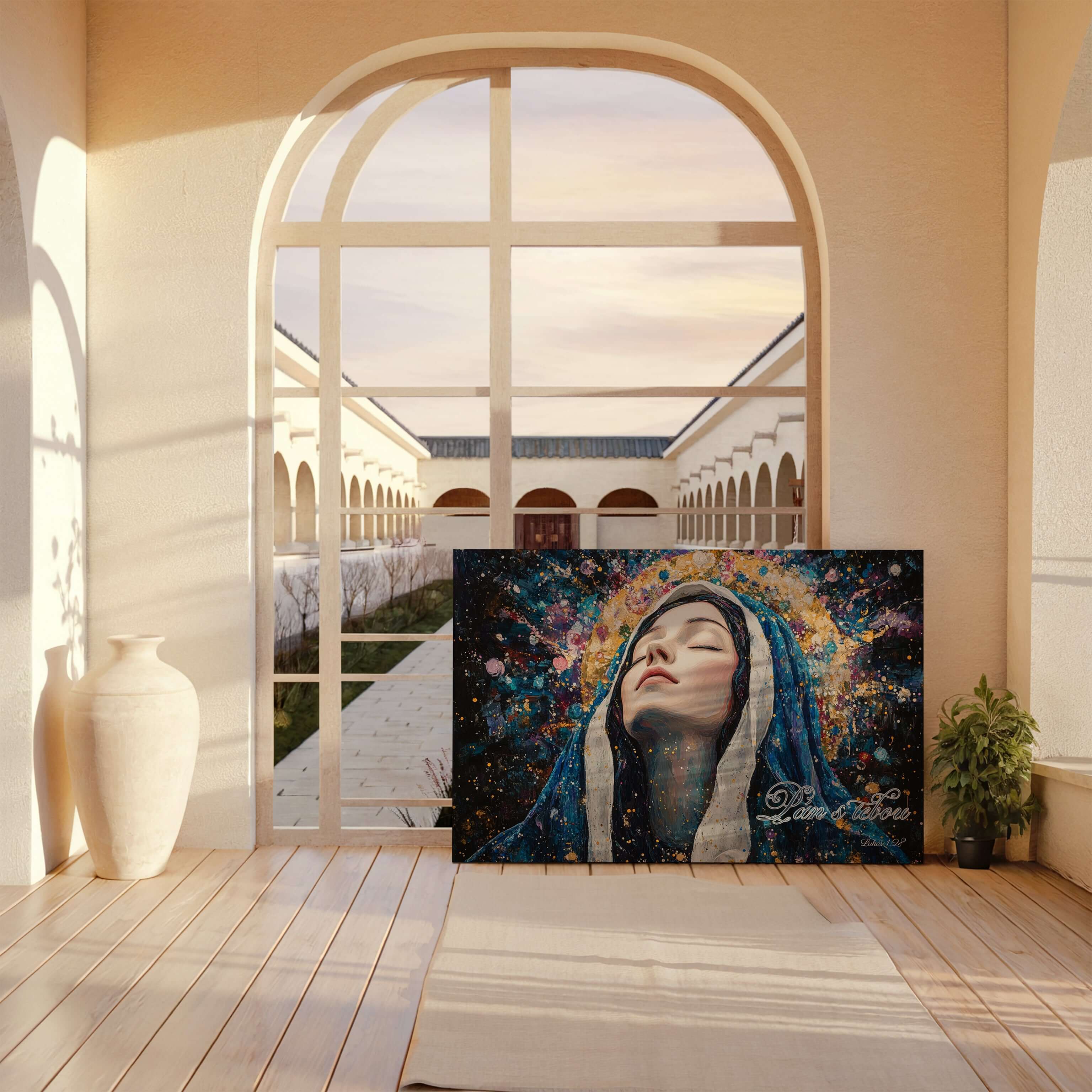 Obraz na stenu zobrazuje Máriu s modrou šatkou a hviezdami v pozadí, duchovný prvok v interiéri.