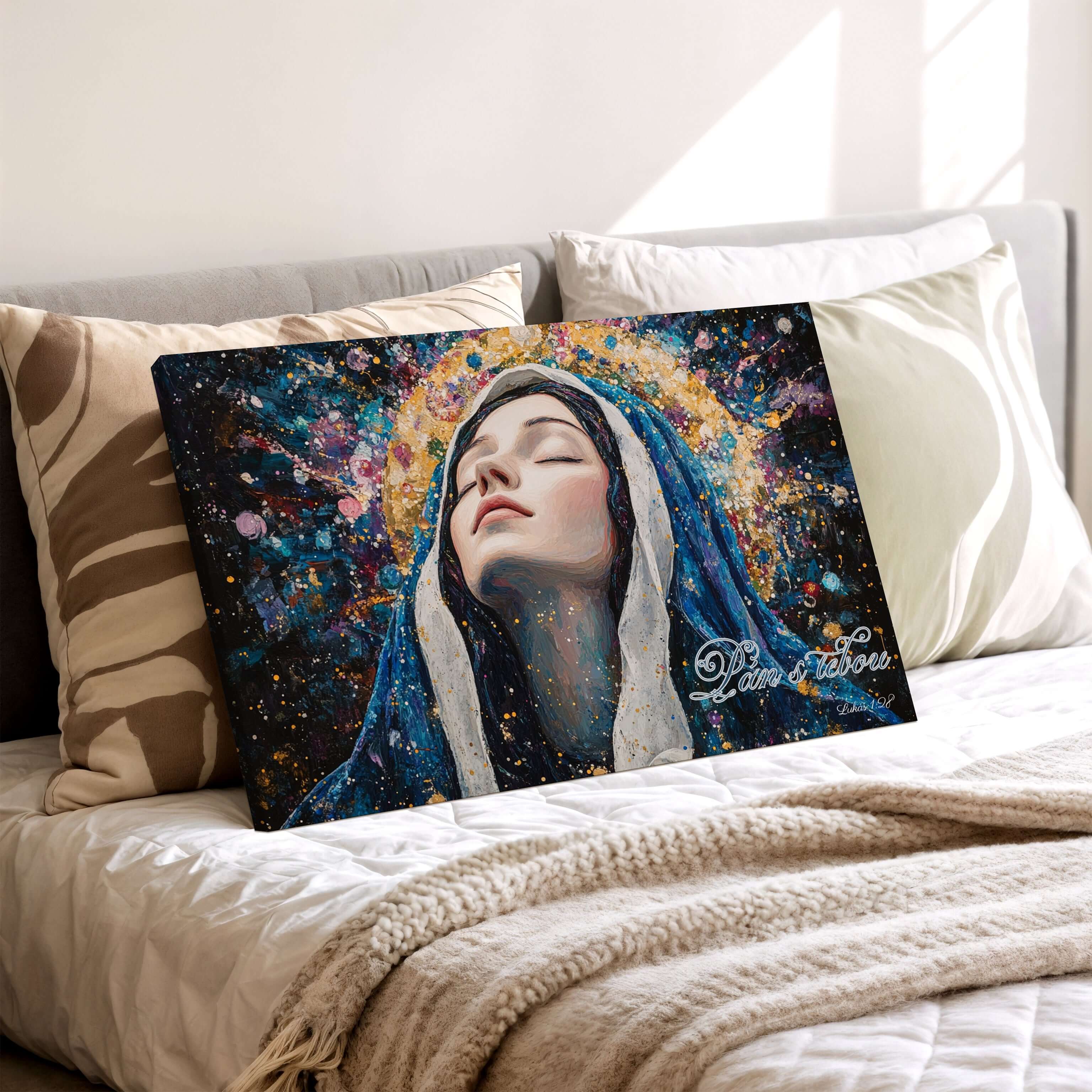 Obraz na stenu Pán s tebou - Lukáš 1:28, zobrazuje Máriu s pozadím galaxií na dekoratívnom vankúši.