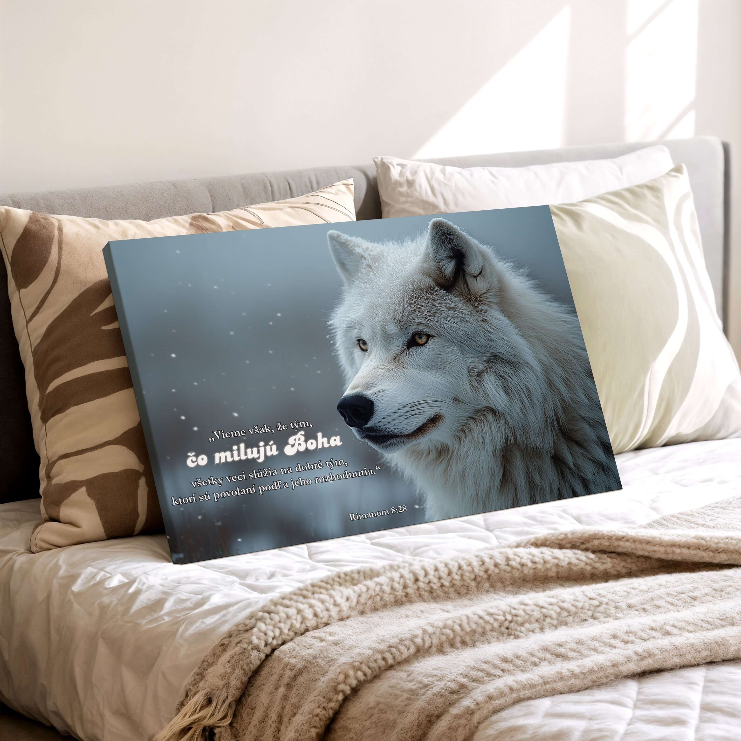 Obraz na stenu s bielym vlkom a textom „Vieme však, že tým, čo milujú Boha... Rimanom 8:28“.