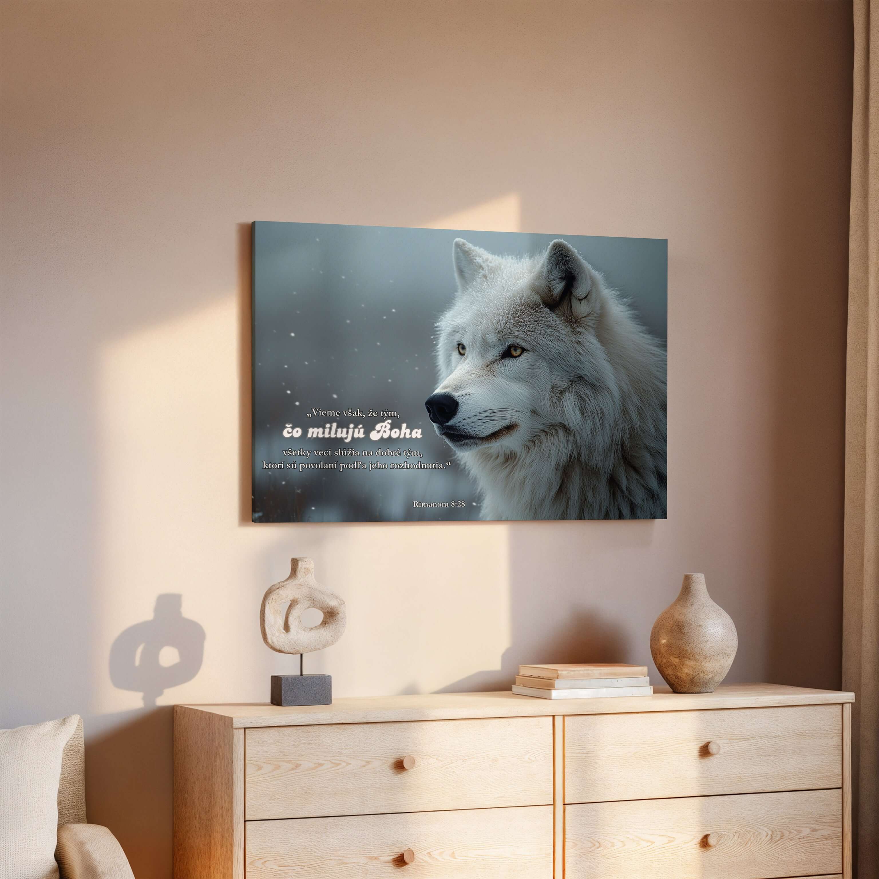 Obraz na stenu - Rimanom 8:28 s obrazen vlka v obývacej izbe, s textom „čo miluje Boha“.