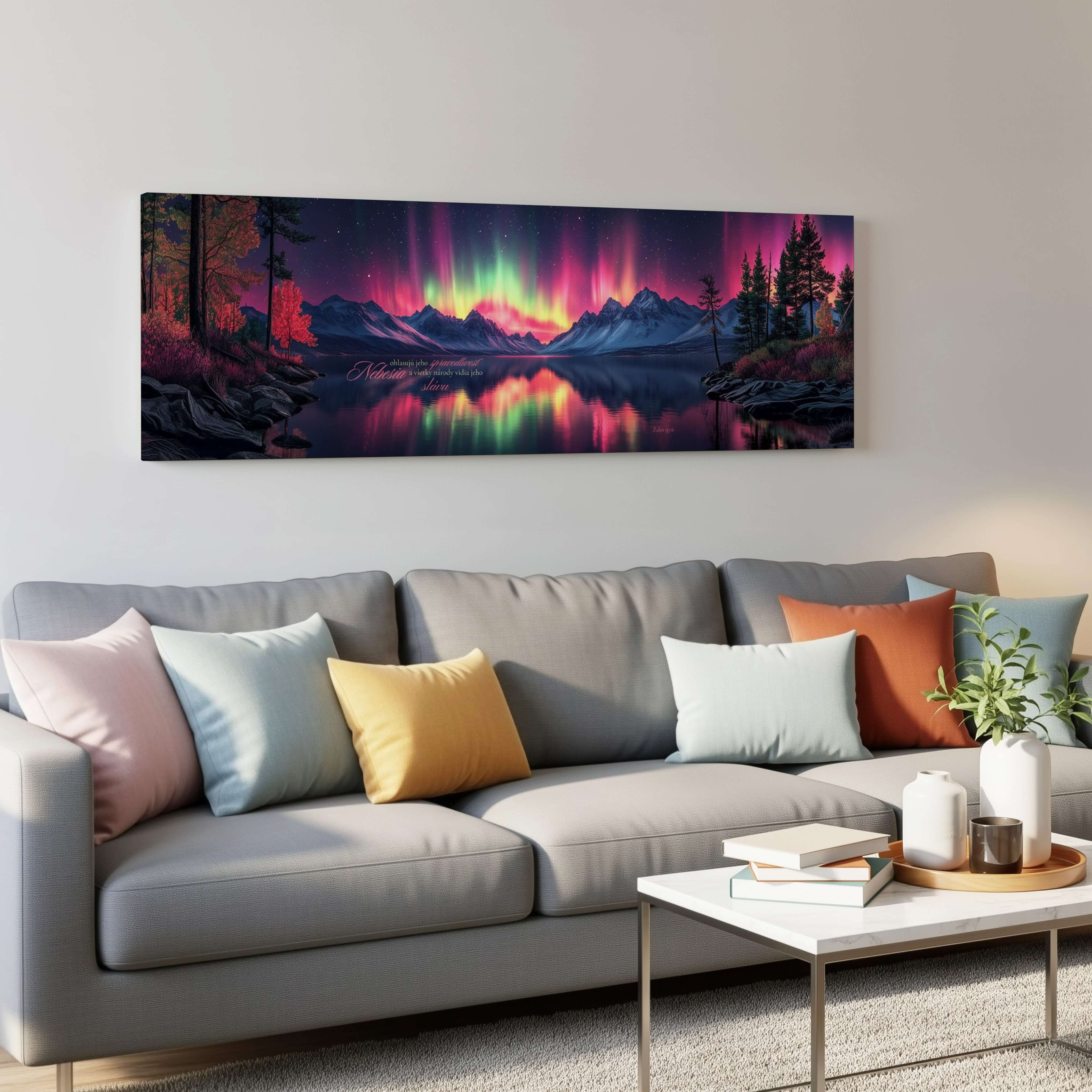 Obraz na stenu zobrazujúci auroru borealis nad horami a jazerom v modernom interiéri obývačky.