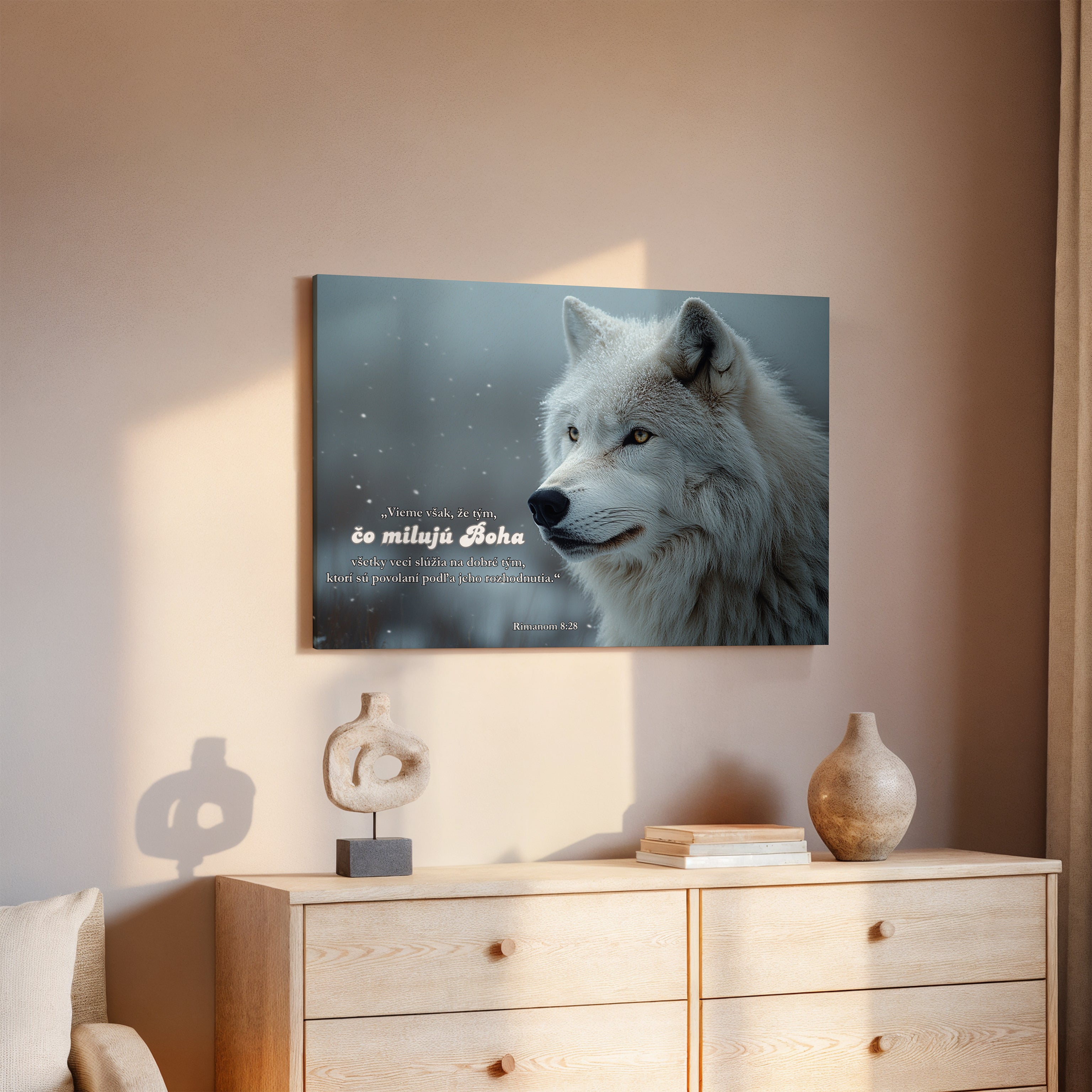 Obraz na stenu - Rimanom 8:28 s obrazen vlka v obývacej izbe, s textom „čo miluje Boha“.