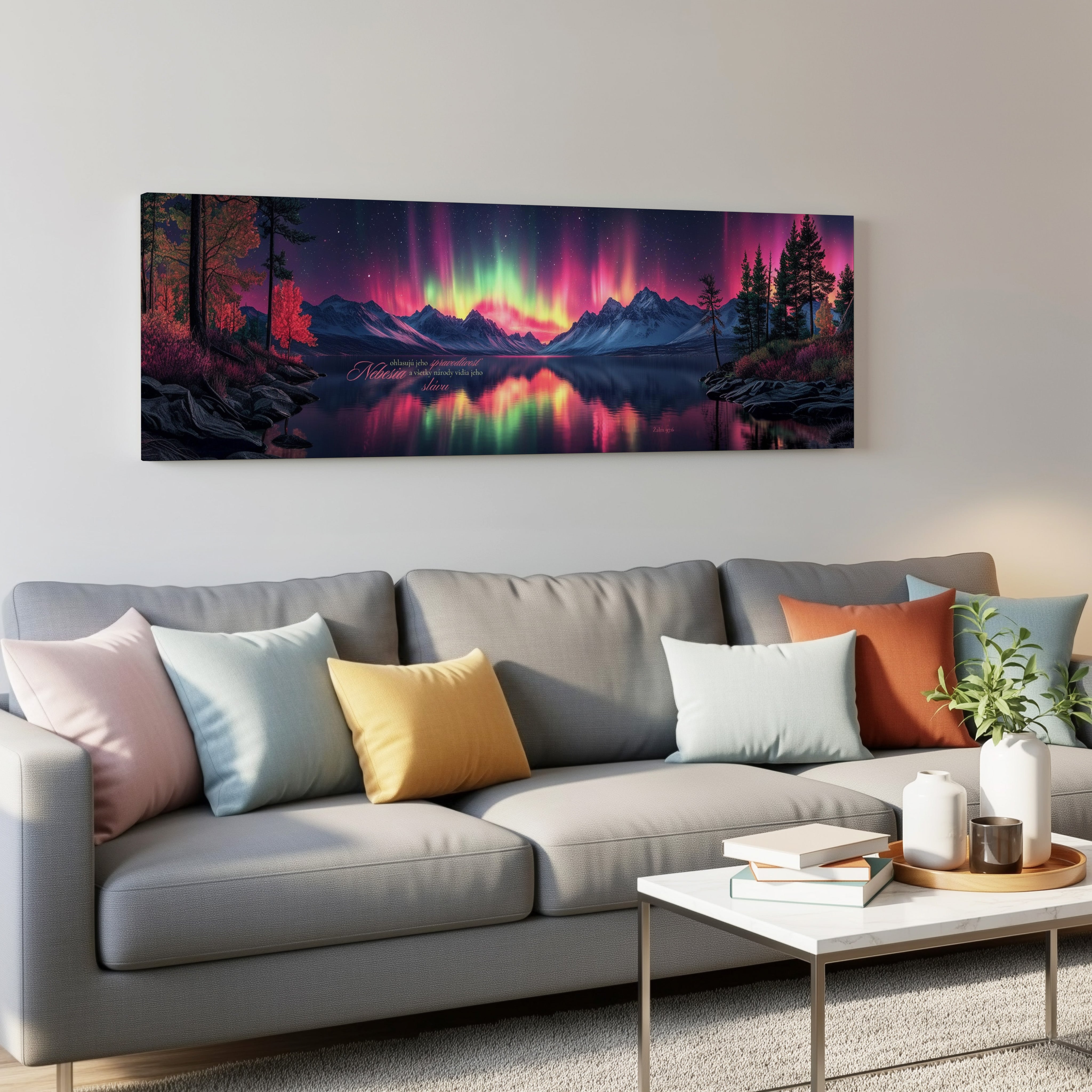 Obraz na stenu zobrazujúci auroru borealis nad horami a jazerom v modernom interiéri obývačky.