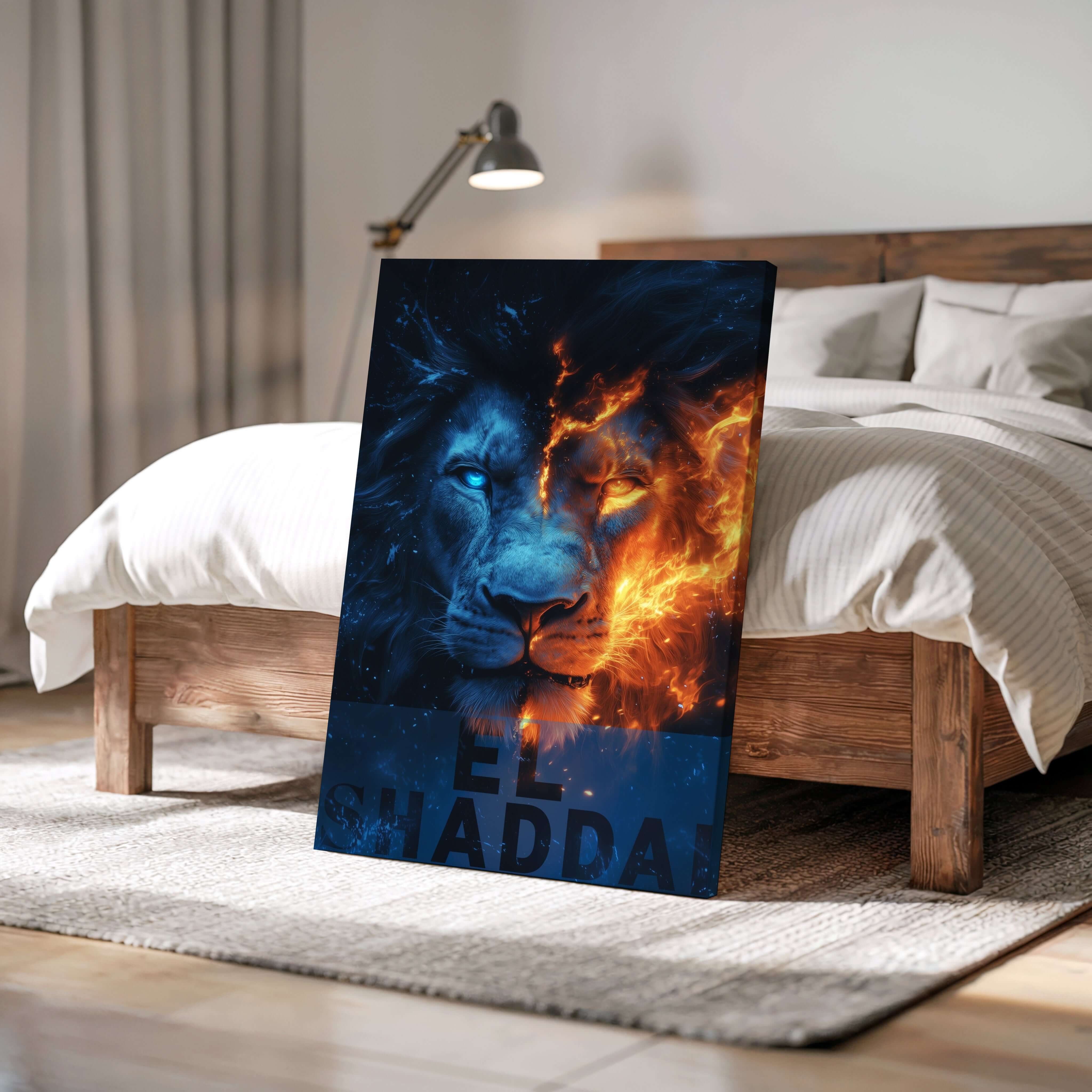 Obraz na stenu zobrazuje siluetu leva s plameňmi a nápisom El Shaddai na pozadí.